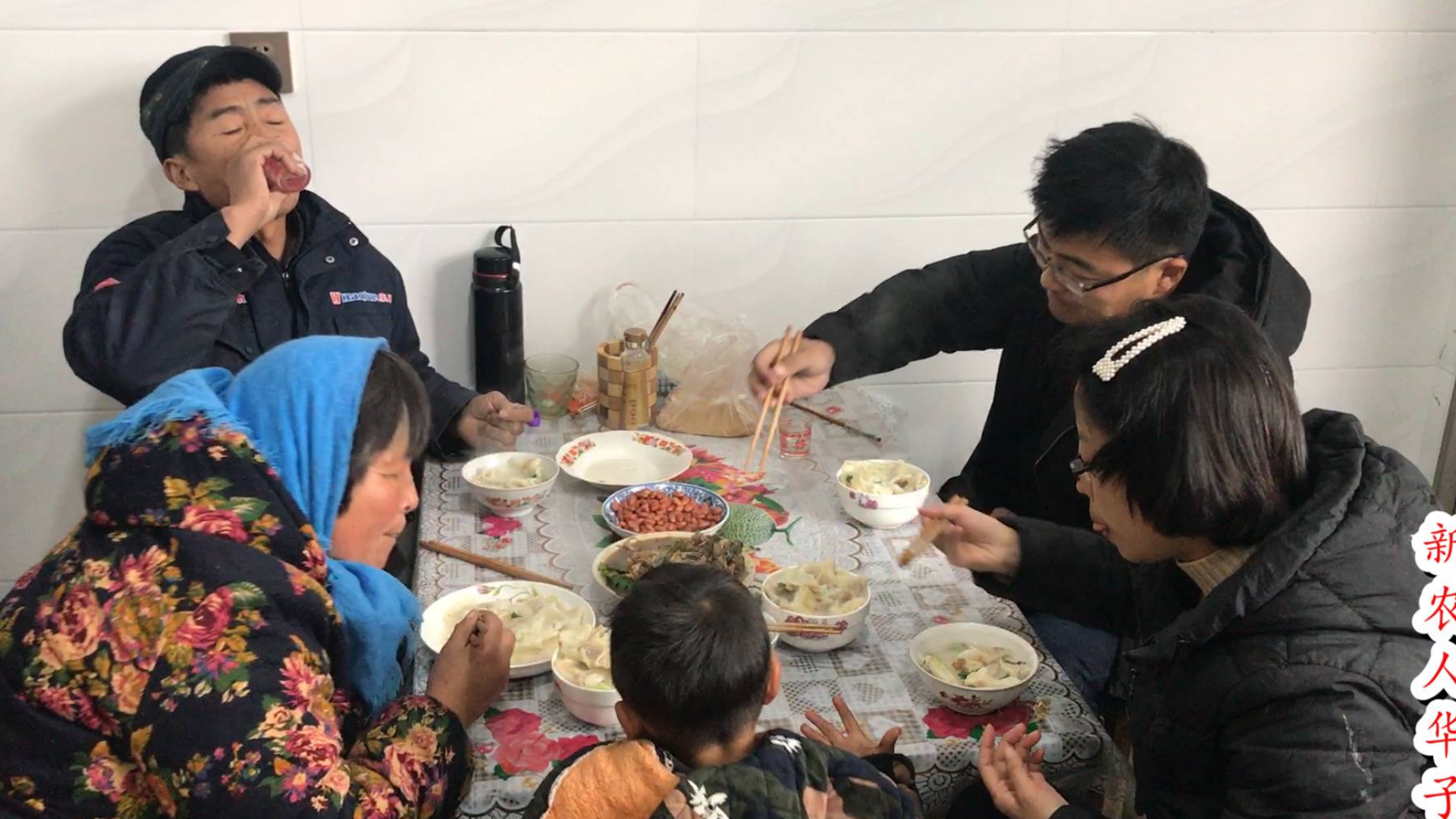 冬至爸妈包了馄饨,配一盘红烧鲫鱼,一盘花生米,陪老爸喝二两酒